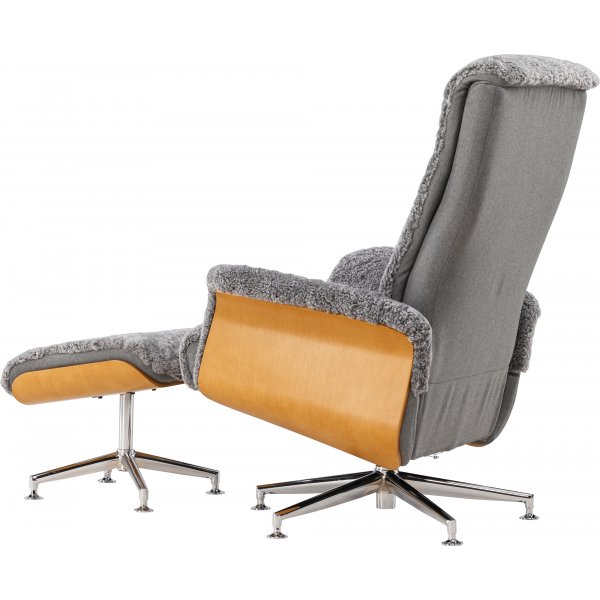 Ulla fåtölj med fotpall i fårskinn - Grå / Ek / Krom + Möbeltassar Ulla fåtölj med fotpall i fårskinn - Grå / Ek / Krom + Möbeltassar