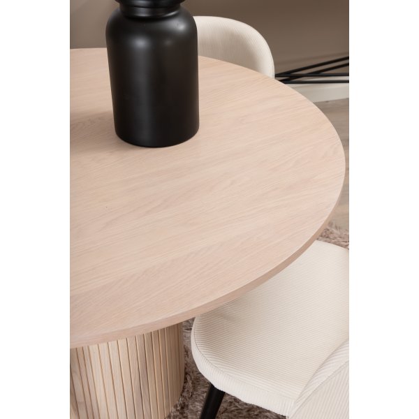 Bianca Matgrupp runt vitputsat matbord med 4 st Velvet gr�ddvit stolar