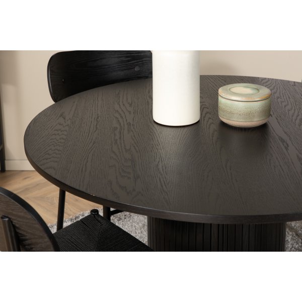 Bianca Matgrupp runt svart matbord med 4 st Polly svart stolar