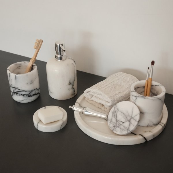 Badrumsset i vit marmor från Sicilien med 7 delar Badrumsset i vit marmor från Sicilien med 7 delar