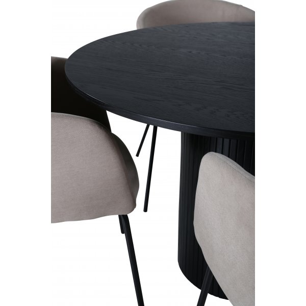 Bianca Matgrupp runt svart matbord med 4 st Berit beige stolar
