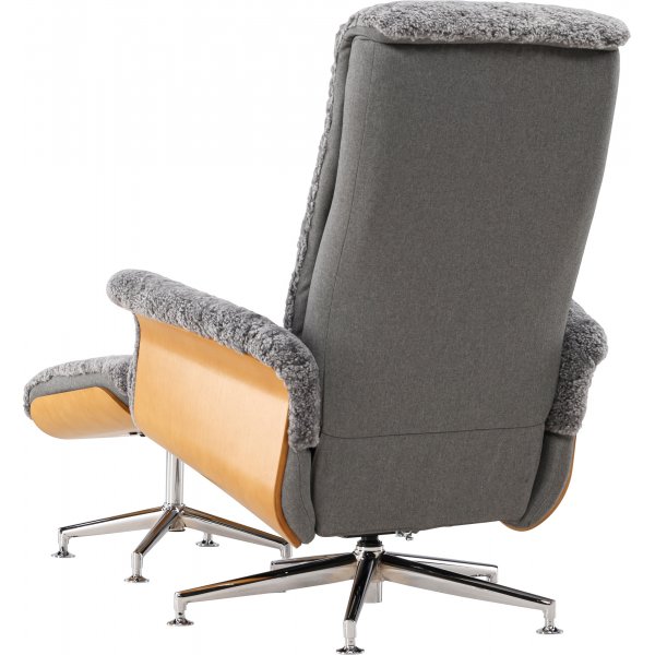 Ulla fåtölj med fotpall i fårskinn - Grå / Ek / Krom + Möbeltassar Ulla fåtölj med fotpall i fårskinn - Grå / Ek / Krom + Möbeltassar