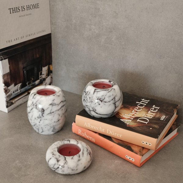 Ljushållare i vit marmor från Sicilien - 3 delar Ljushållare i vit marmor från Sicilien - 3 delar