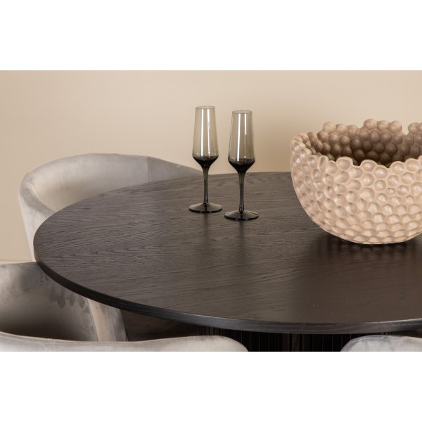 Bianca Matgrupp runt svart matbord med 4 st Berit grå stolar Bianca Matgrupp runt svart matbord med 4 st Berit grå stolar