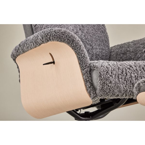 Ulla fåtölj med fotpall i fårskinn - Grå / Whitewash / Krom + Textilrengöring för möbler Ulla fåtölj med fotpall i fårskinn - Grå / Whitewash / Krom + Textilrengöring för möbler