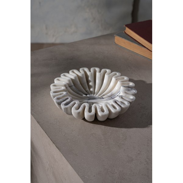 Skål med veckad kant i vit marmor från Sicilien Skål med veckad kant i vit marmor från Sicilien