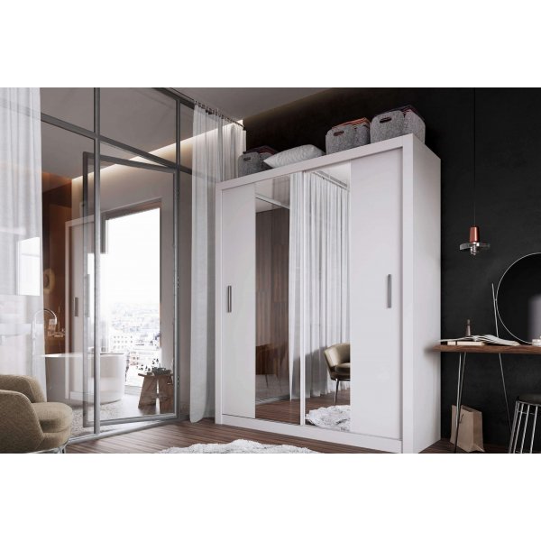 Grderob med inredning och skjutdrrar