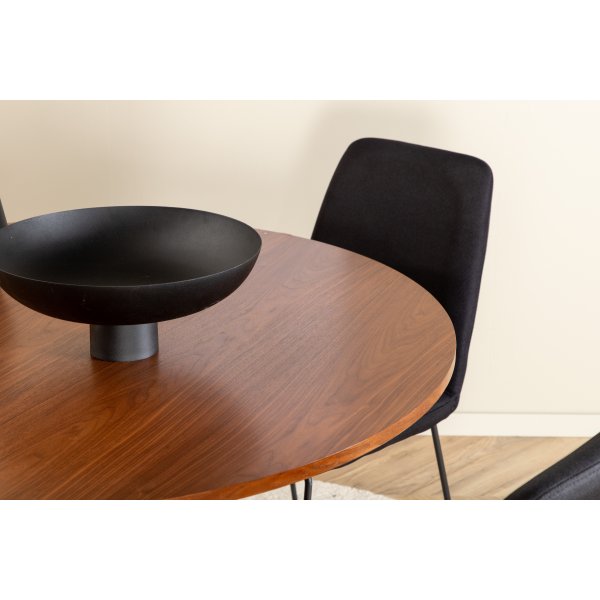 Bianca Matgrupp runt valnöt matbord med 4 st Muce svart stolar Bianca Matgrupp runt valnöt matbord med 4 st Muce svart stolar