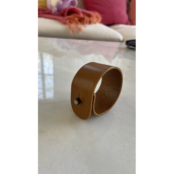 Servetring leer met bolgesp