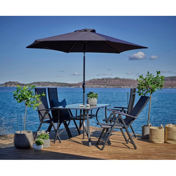 Bjurvik matgrupp; bord med 4 st stolar plus parasol By Martinsen - Svart