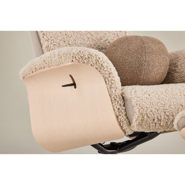 Ulla fåtölj med fotpall i fårskinn - Beige / Whitewash / Krom + Textilrengöring för möbler Ulla fåtölj med fotpall i fårskinn - Beige / Whitewash / Krom + Textilrengöring för möbler