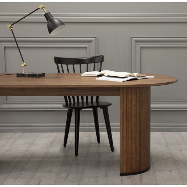 Oliver ovalt matbord i valnöt 200x90 cm Oliver ovalt matbord i valnöt 200x90 cm