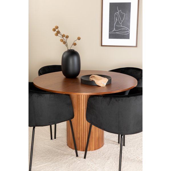 Bianca Matgrupp runt valnöt matbord med 4 st Berit svart stolar Bianca Matgrupp runt valnöt matbord med 4 st Berit svart stolar