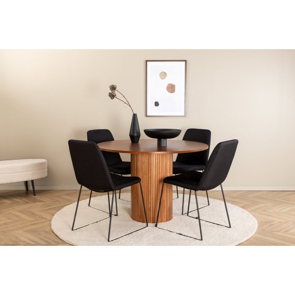 Bianca Matgrupp runt valnöt matbord med 4 st Muce svart stolar Bianca Matgrupp runt valnöt matbord med 4 st Muce svart stolar
