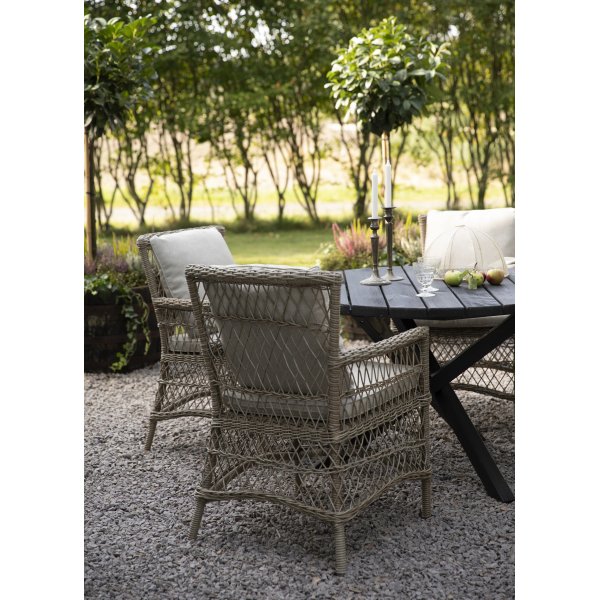 Utegrupp Provence: Scottsdale runt svart matbord Ø112 cm inklusive 4 st Provence karmstolar i naturfärgad konstrotting Utegrupp Provence: Scottsdale runt svart matbord Ø112 cm inklusive 4 st Provence karmstolar i naturfärgad konstrotting