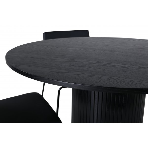 Bianca Matgrupp runt svart matbord med 4 st Kenth svart stolar