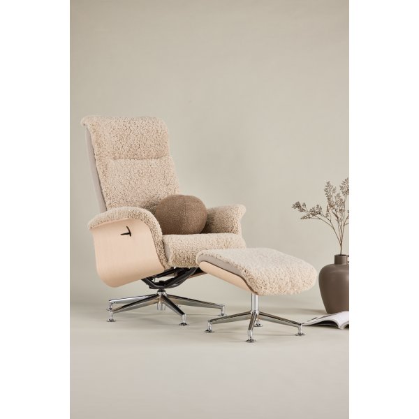 Ulla fåtölj med fotpall i fårskinn - Beige / Whitewash / Krom + Textilrengöring för möbler Ulla fåtölj med fotpall i fårskinn - Beige / Whitewash / Krom + Textilrengöring för möbler
