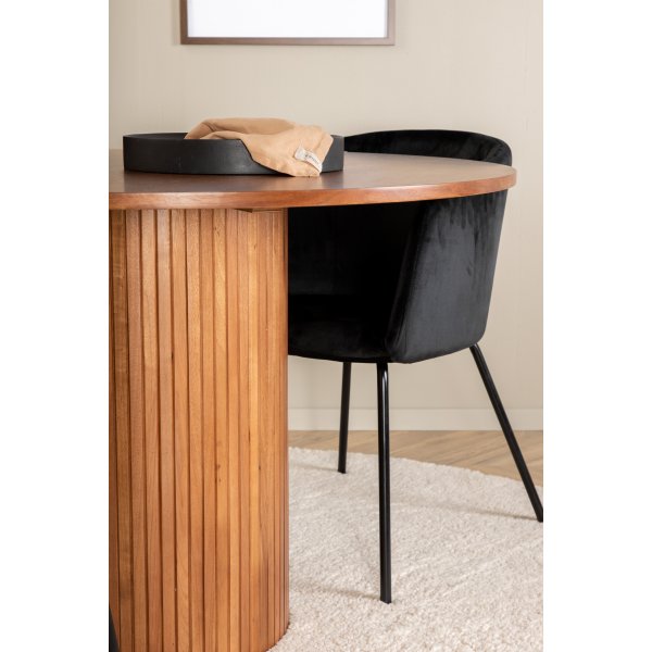 Bianca Matgrupp runt valnöt matbord med 4 st Berit svart stolar Bianca Matgrupp runt valnöt matbord med 4 st Berit svart stolar