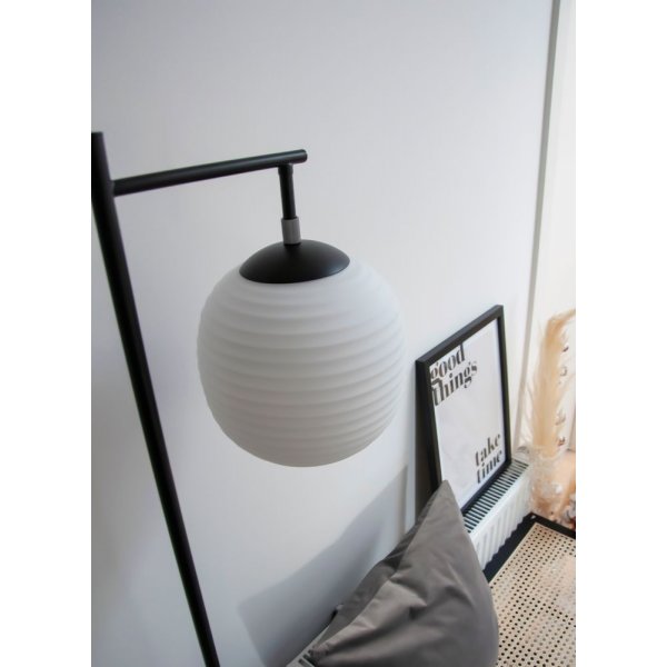 Rille golvlampa - Svart/opalvit Rille golvlampa - Svart/opalvit