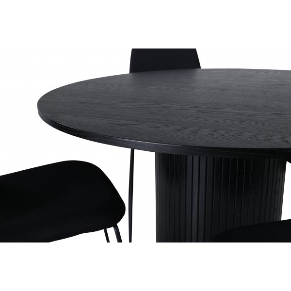 Bianca Matgrupp runt svart matbord med 4 st Muce svart stolar