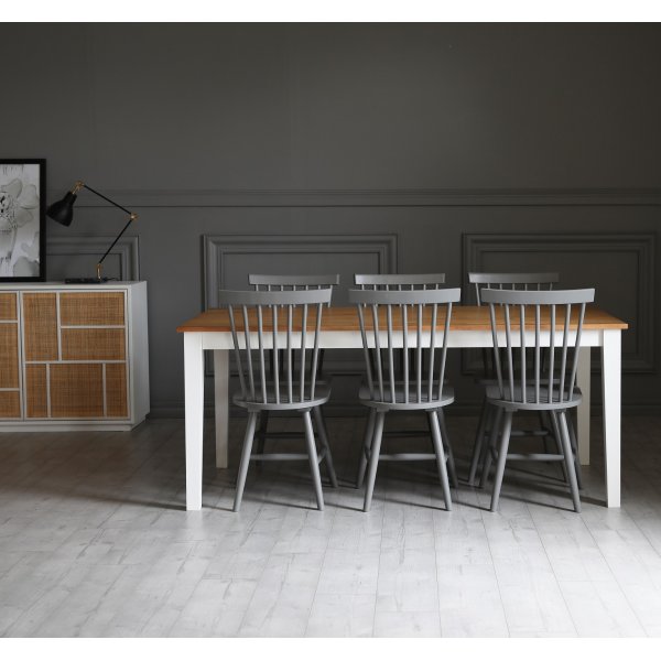 Dalsland matgrupp: Matbord i Ek / Vitt med 6 st grå Pinnstolar Dalsland matgrupp: Matbord i Ek / Vitt med 6 st grå Pinnstolar