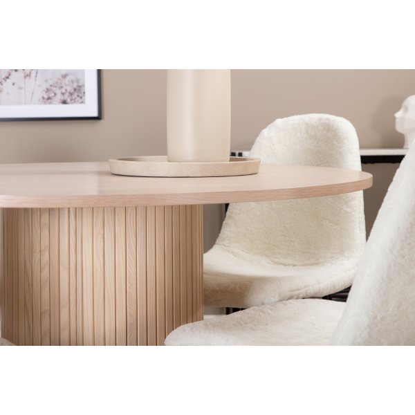 Bianca Matgrupp runt vitputsat matbord med 4 st Polar vit stolar Bianca Matgrupp runt vitputsat matbord med 4 st Polar vit stolar