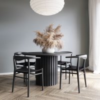 Ekholma matgrupp, runt matbord Ø120 cm inkl 4 st Mariah svarta matstolar - Svartbetsat trä Ekholma matgrupp, runt matbord Ø120 cm inkl 4 st Mariah svarta matstolar - Svartbetsat trä