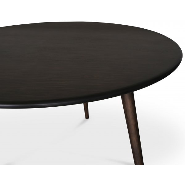 Omni matgrupp, runt matbord Ø130 cm inkl 4 st Orust svarta pinnstolar - Rökfärgad ek Omni matgrupp, runt matbord Ø130 cm inkl 4 st Orust svarta pinnstolar - Rökfärgad ek