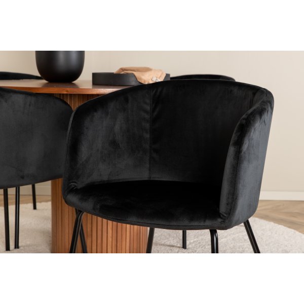 Bianca Matgrupp runt valnöt matbord med 4 st Berit svart stolar Bianca Matgrupp runt valnöt matbord med 4 st Berit svart stolar