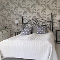 Kundbild Accent sängbord/piedestal 65 - Vit marmor / svart underrede