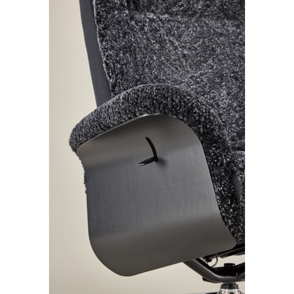 Ulla fåtölj med fotpall i fårskinn - Mörkgrå / Svartbets / Krom + Fläckborttagare för möbler Ulla fåtölj med fotpall i fårskinn - Mörkgrå / Svartbets / Krom + Fläckborttagare för möbler