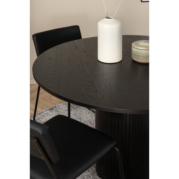 Bianca Matgrupp runt svart matbord med 4 st Kenth svart stolar