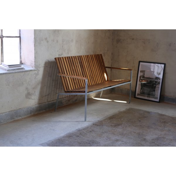 Alva tr�dg�rdssoffa metall teak