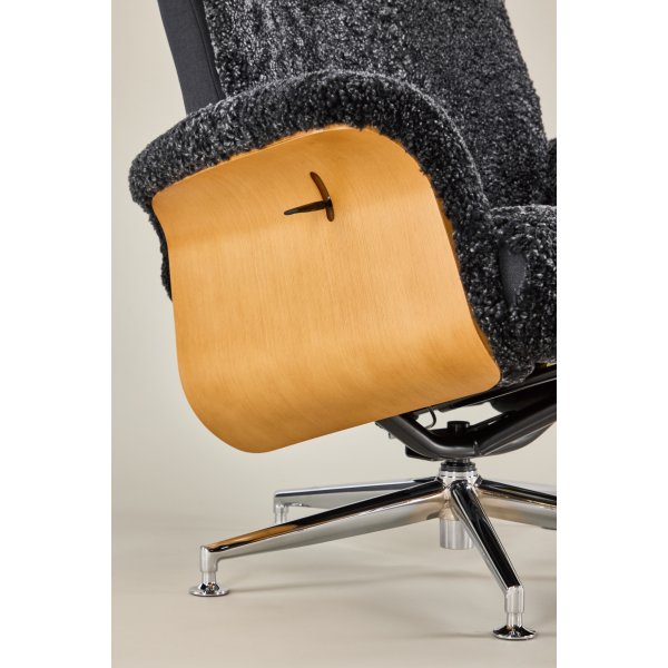 Ulla f�t�lj med fotpall i ek - M�rkgr� f�rskinn + Textilreng�ring f�r m�bler