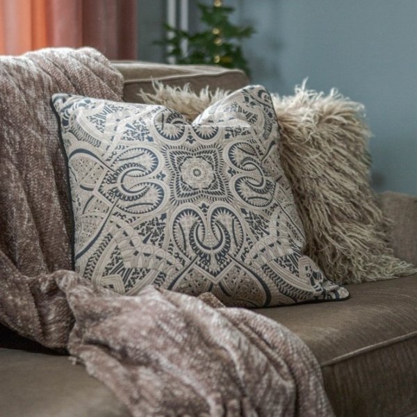 Manja kuddfodral 50 x 50 cm - Beige/Mörkblå Manja kuddfodral 50 x 50 cm - Beige/Mörkblå