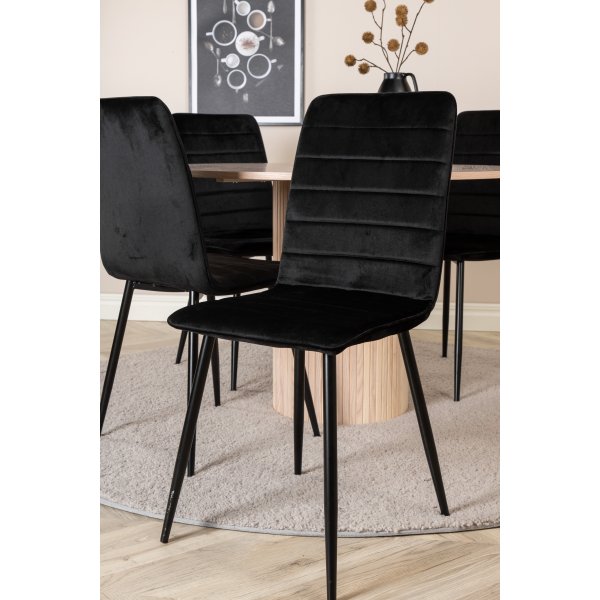 Bianca Matgrupp runt vitputsat matbord med 4 st Windu Lyx svart stolar