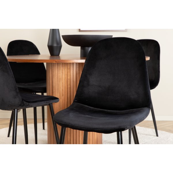 Bianca Matgrupp runt valnt matbord med 4 st Polar svart stolar