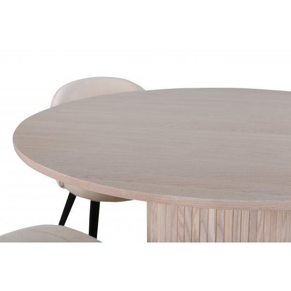 Bianca Matgrupp runt vitputsat matbord med 4 st Velvet beige stolar