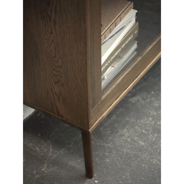 Yuma vitrinekast van gerookt eikenhout met rotan details Yuma vitrinekast van gerookt eikenhout met rotan details