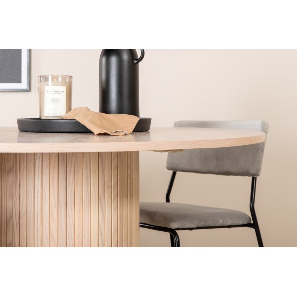 Bianca Matgrupp runt vitputsat matbord med 4 st Kenth grå stolar Bianca Matgrupp runt vitputsat matbord med 4 st Kenth grå stolar