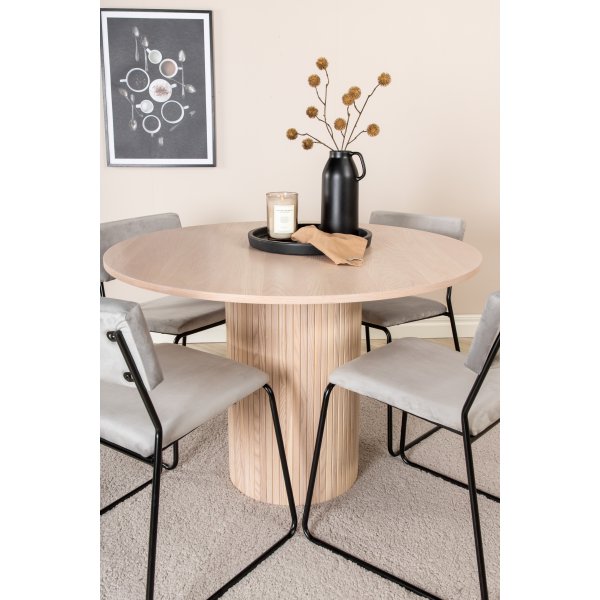 Bianca Matgrupp runt vitputsat matbord med 4 st Kenth grå stolar Bianca Matgrupp runt vitputsat matbord med 4 st Kenth grå stolar