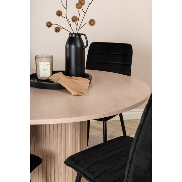 Bianca Matgrupp runt vitputsat matbord med 4 st Windu Lyx svart stolar