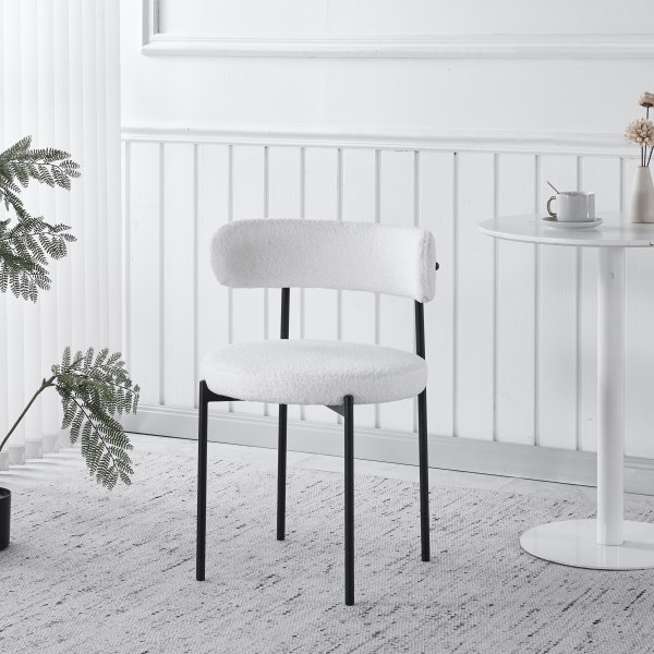 Wilma stol i vitt teddy med svarta ben Wilma stol i vitt teddy med svarta ben