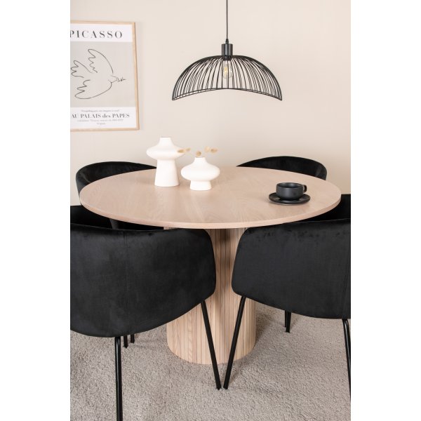 Bianca Matgrupp runt vitputsat matbord med 4 st Berit svart stolar