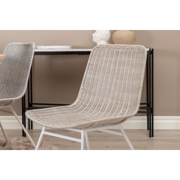 Bianca Matgrupp runt vitputsat matbord med 4 st Cirebon rotting stolar Bianca Matgrupp runt vitputsat matbord med 4 st Cirebon rotting stolar