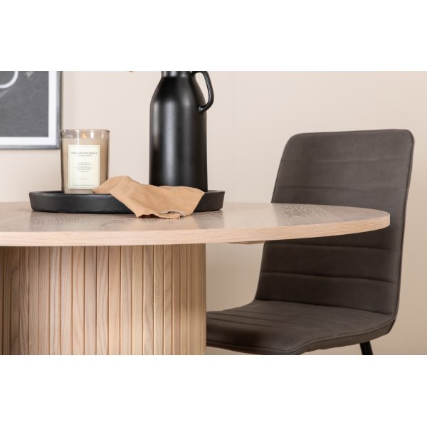 Bianca Matgrupp runt vitputsat matbord med 4 st Windu Lyx grå stolar Bianca Matgrupp runt vitputsat matbord med 4 st Windu Lyx grå stolar