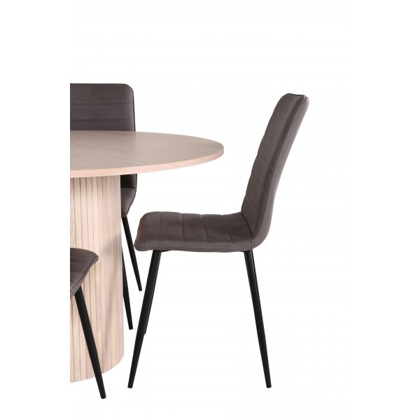 Bianca Matgrupp runt vitputsat matbord med 4 st Windu Lyx gr stolar