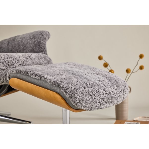 Ulla fåtölj med fotpall i fårskinn - Grå / Ek / Krom + Möbeltassar Ulla fåtölj med fotpall i fårskinn - Grå / Ek / Krom + Möbeltassar