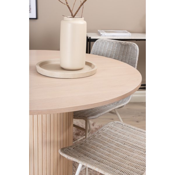 Bianca Matgrupp runt vitputsat matbord med 4 st Cirebon rotting stolar Bianca Matgrupp runt vitputsat matbord med 4 st Cirebon rotting stolar