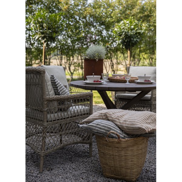 Utegrupp Provence: Scottsdale runt brunt matbord �112 cm inklusive 4 st Provence karmstolar i natruf�rgad konstrotting